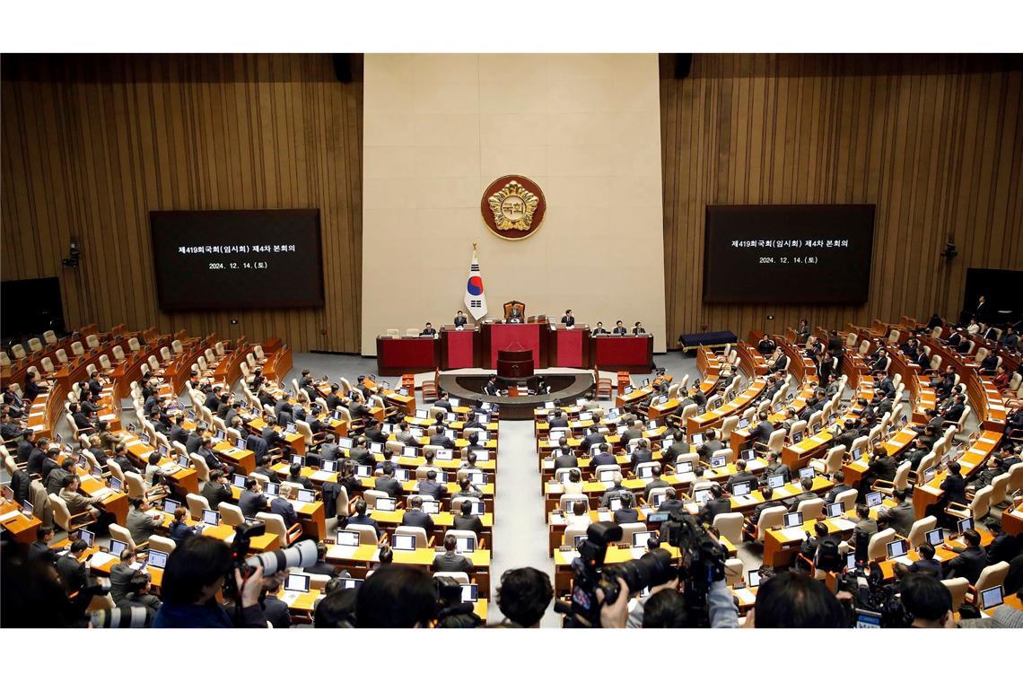 Südkoreanische Gesetzgeber nehmen an der Plenarsitzung zur Abstimmung über die Amtsenthebung von Präsident Yoon Suk Yeol in der Nationalversammlung teil. Ein zweiter Amtsenthebungsantrag gegen Yoon hat die benötigte Zweidrittelmehrheit in der Nationalversammlung erreicht.