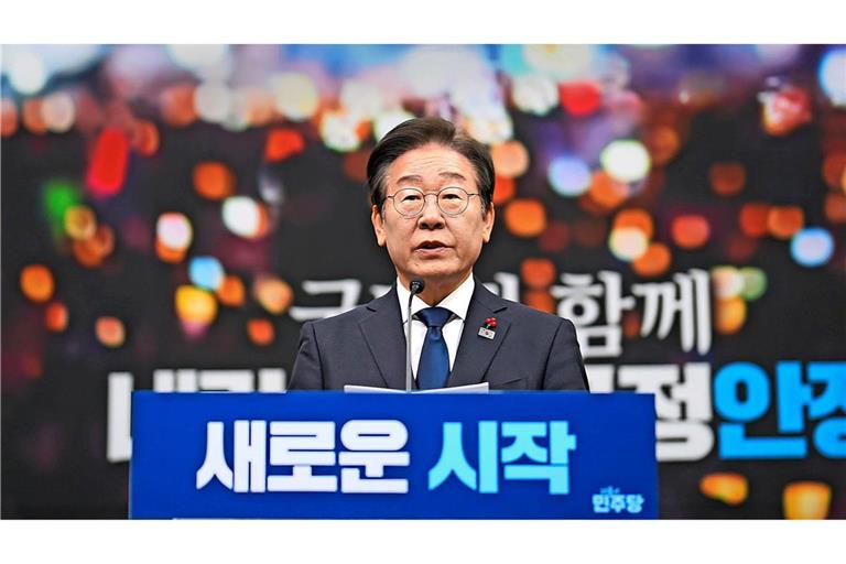 Südkoreas Oppositionsführer der Demokratischen Partei, Lee Jae Myung, spricht während einer Pressekonferenz zur Amtsenthebung von Präsident Yoon im Parteibüro im Gebäude der Nationalversammlung.