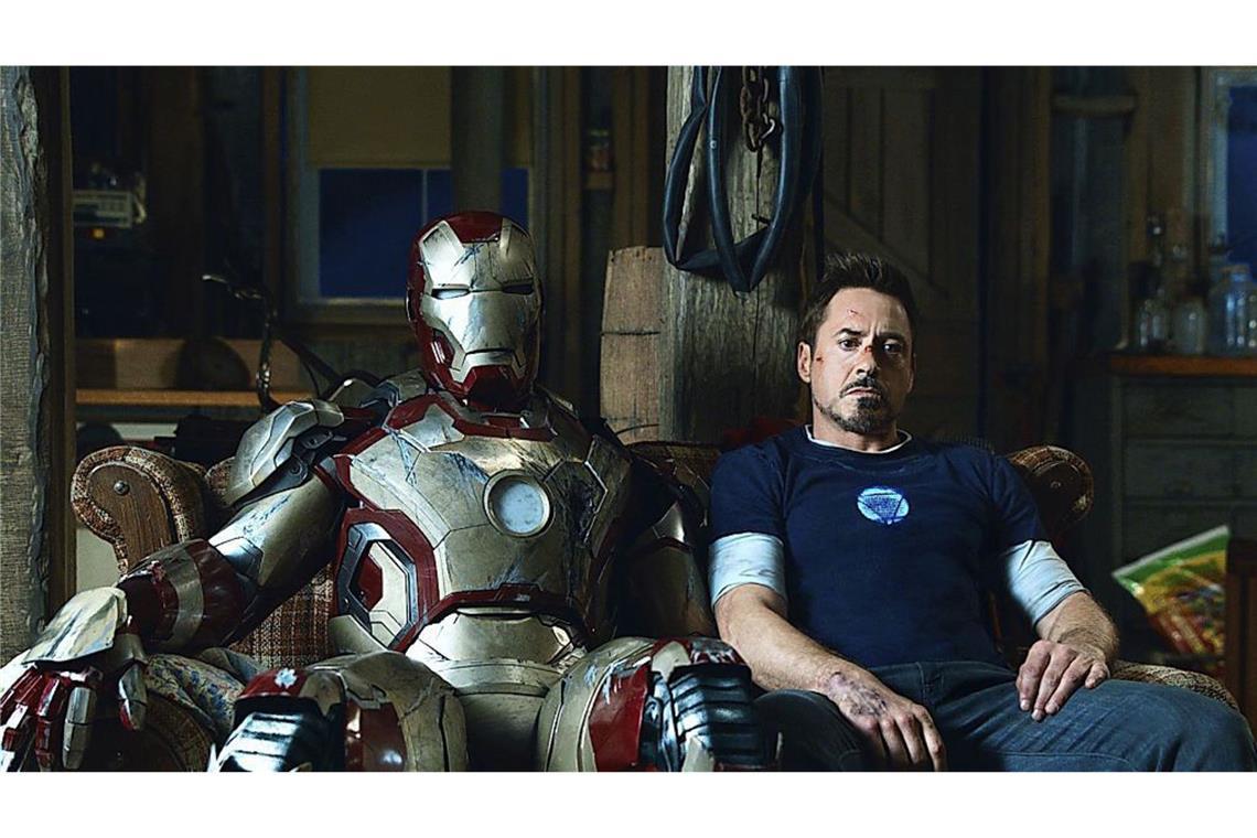 Superhelden sind cool – wie Iron Man: Tony Stark ist intelligent, reich und witzig. In seiner Iron-Man-Rüstung kämpft er für das Gute wie einst Ritter Lancelot. Nach getaner Arbeit hat er sich ein Päuschen verdient und relaxt wie jeder andere mit seinen Kumpels auf dem Sofa.