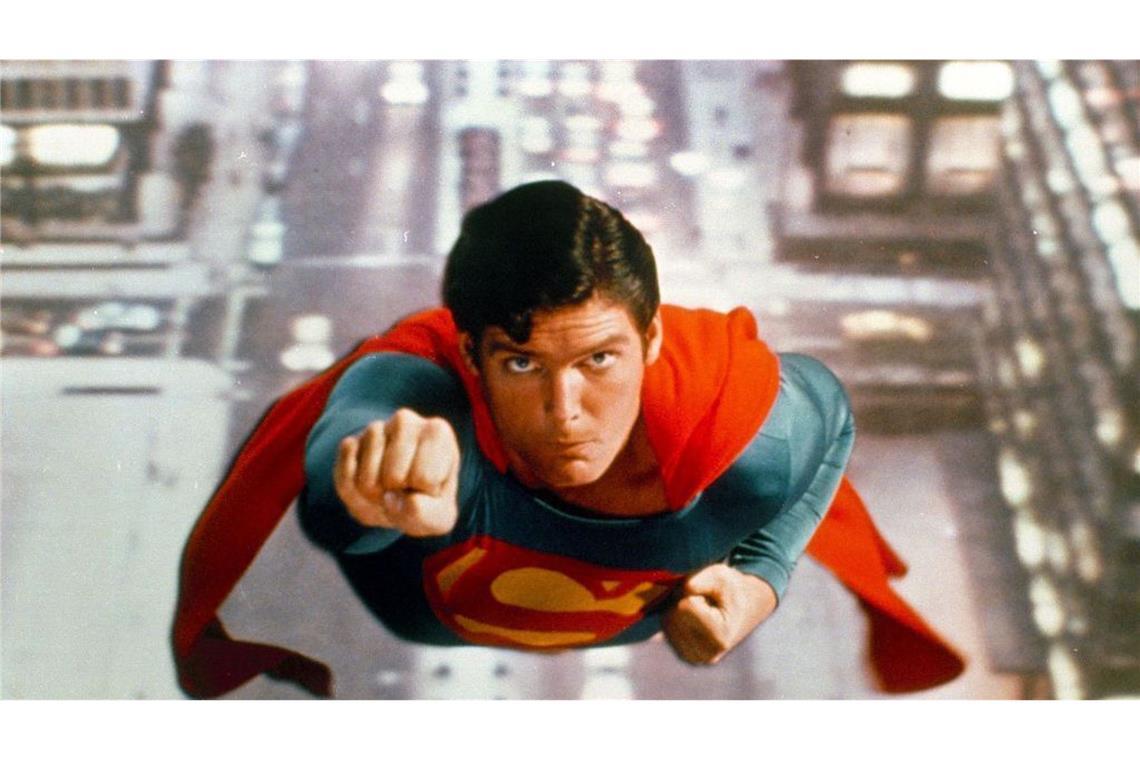 Superhelden sind Überflieger – wie Superman: Der Mann aus Stahl. Er kann Planeten aus der Bahn schieben, mit Überlichtgeschwindigkeit fliegen und trotzt jeder Waffe. Keine Aufgabe ist ihm zu schwer, kein Einsatz zu hart, keine Mühe zu groß. Nur bei Lois Lane wird er schwach.