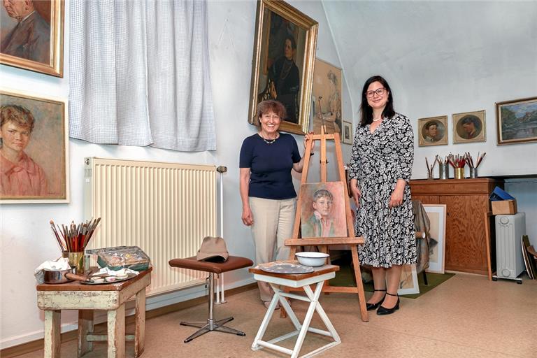 Susanna Brogi, Leiterin des Deutschen Kunstarchivs am Germanischen Nationalmuseum, besucht Constanze Obenland (links). Das Archiv erhält wichtige Dokumente zu Carl Obenland, anhand derer das Werk dokumentiert wird. Fotos: J. Fiedler