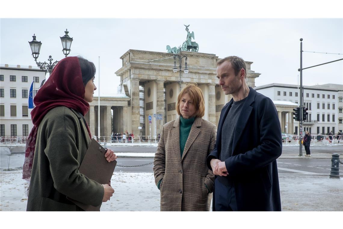 Susanne Bonard (Corinna Harfouch) und Robert Karow (Mark Waschke) finden die Verdächtige Soraya Barakzay (Pegah Ferydoni) bei einer Protestaktion vor dem Brandenburger Tor.