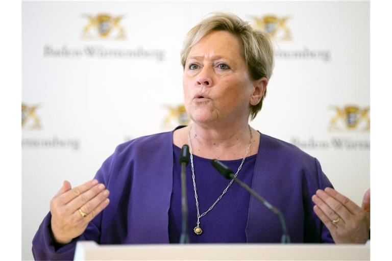 Susanne Eisenmann (CDU), Ministerin für Kultus, Jugend und Sport von Baden-Württemberg, spricht während einer Pressekonferenz der Landesregierung Baden-Württemberg. Foto: Sebastian Gollnow/dpa