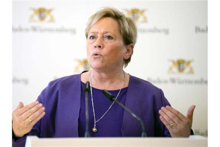 Susanne Eisenmann (CDU), Ministerin für Kultus, Jugend und Sport von Baden-Württemberg, spricht bei einer Pressekonferenz. Foto: Sebastian Gollnow/dpa