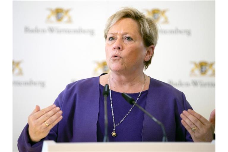 Susanne Eisenmann (CDU), Ministerin für Kultus, Jugend und Sport von Baden-Württemberg, spricht während einer Pressekonferenz. Foto: Sebastian Gollnow/dpa/Archivbild