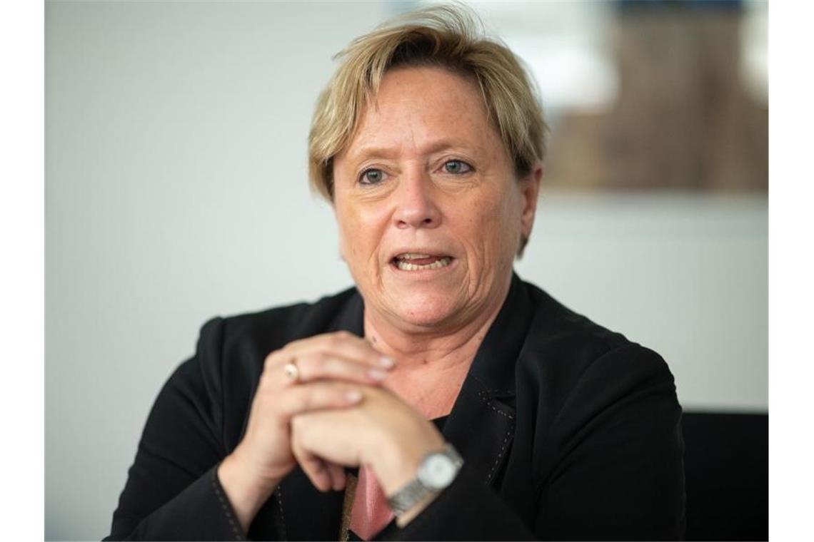 Neue Bildungspläne an beruflichen Gymnasien Susanne Eisenmann (CDU) spricht während eines Interviews. Foto: Sebastian Gollnow/dpa/Archivbild
