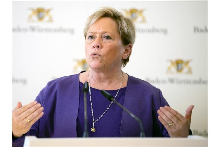 Susanne Eisenmann spricht auf einer Pressekonferenz. Foto: Sebastian Gollnow/dpa