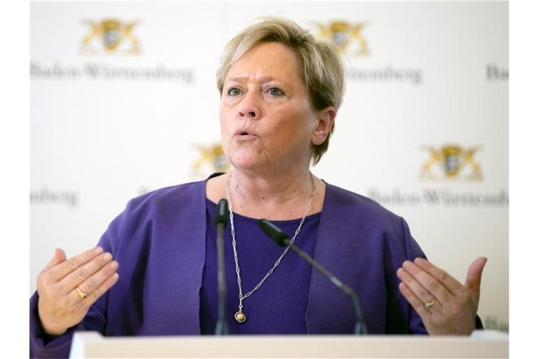 Susanne Eisenmann spricht auf einer Pressekonferenz. Foto: Sebastian Gollnow/dpa