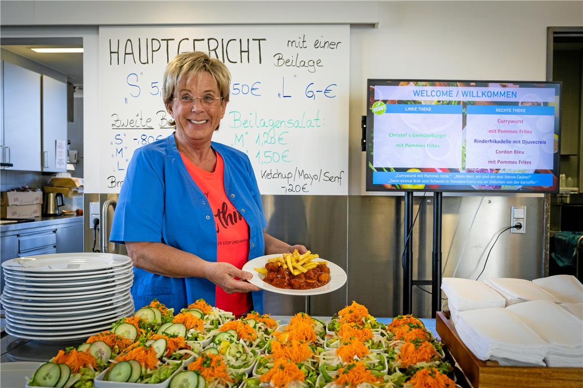 Susanne Marquardt arbeitet seit 15 Jahren in der Kantine von Harro Höfliger, in der bereits seit 17 Jahren Mittagessen für die Mitarbeiter ausgegeben werden. Fotos: Alexander Becher