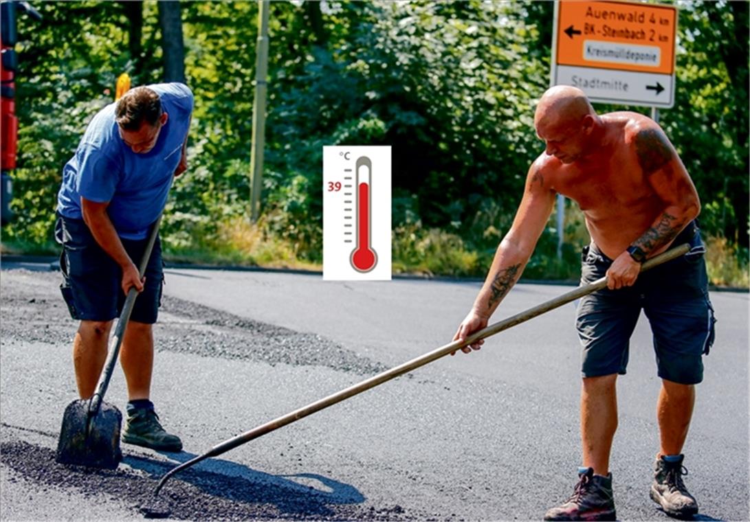 Sven Lux (links) und Heiko Szarvas haben es dieser Tage noch schwerer als sonst: Hitze von oben, Hitze von unten und der Geruch von frischem Asphalt in der Nase. Die beiden Bauarbeiter sanieren mit ihrem Team die Plattenwaldallee – und kommen dabei sehr ins Schwitzen. Fotos: A. Becher