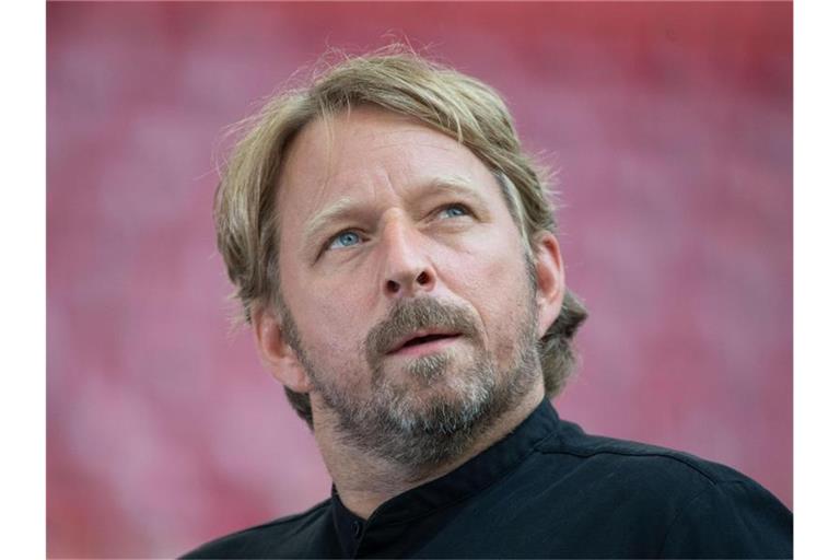 Sven Mislintat vor einem Spiel. Foto: Marijan Murat/dpa/Archivbild