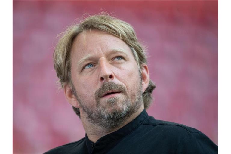 Sven Mislintat vor einem Spiel. Foto: Marijan Murat/dpa/Archivbild