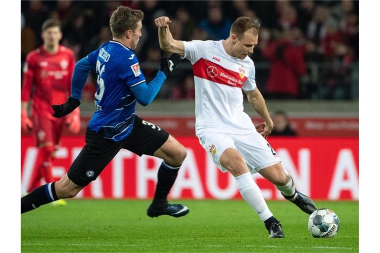 Sven Schipplock (l) im Zweikampf mit Holger Badstuber. Foto: Sebastian Gollnow/dpa