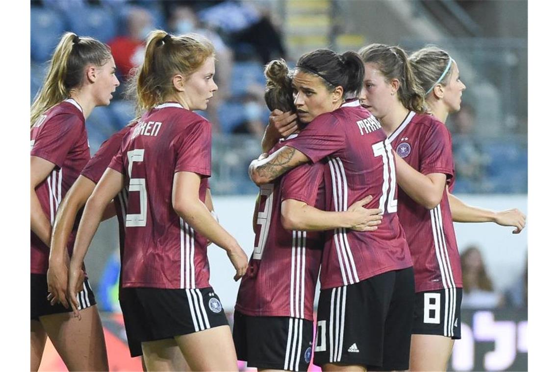 Knapper Sieg: DFB-Frauen schwächeln in Israel Svenja Huth (3.v.l) sorgte mit ihrem Tor für den knappen DFB-Sieg in Israel. Foto: Berney Ardov/dpa