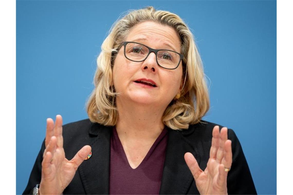 Schulze legt Plan zum finalen Atomausstieg vor Svenja Schulze (SPD), Bundesministerin für Umwelt, Naturschutz und nukleare Sicherheit, stellt zum zehnten Jahrestag der Nuklearkatastrophe von Fukushima ein Papier zur Vollendung des Atomausstiegs vor. Foto: Kay Nietfeld/dpa