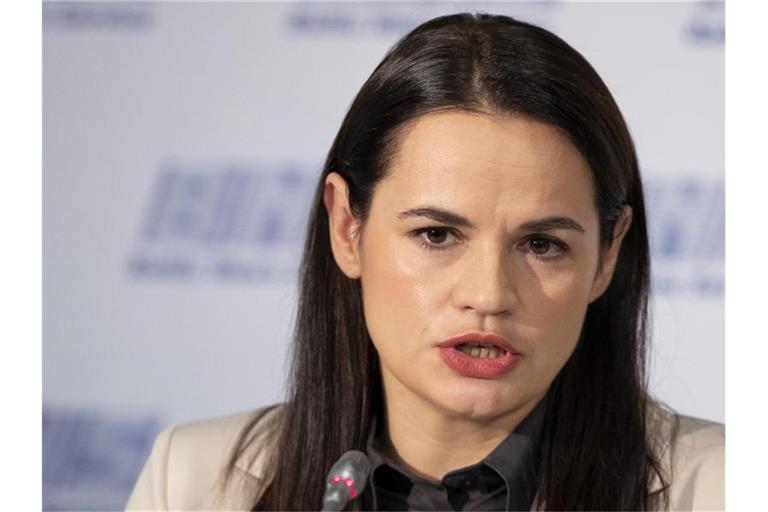 Swetlana Tichanowskaja, ehemalige Kandidatin für die Präsidentschaftswahlen in Belarus, spricht bei einer Pressekonferenz. Foto: Mindaugas Kulbis/AP/dpa