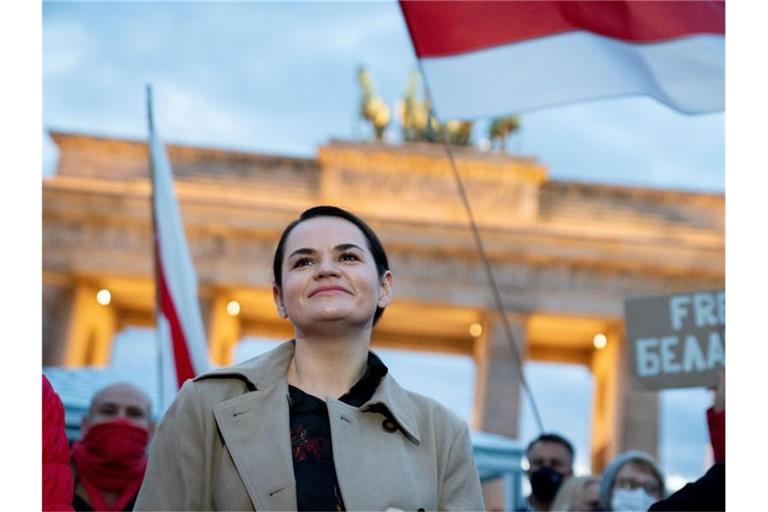 Swetlana Tichanowskaja wird von Anhängern am Brandenburger Tor in Berlin begrüßt. Foto: Kay Nietfeld/dpa