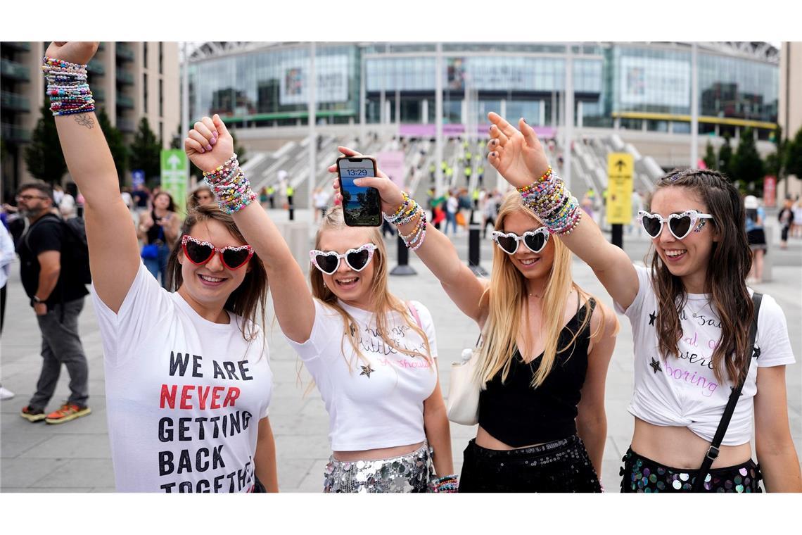 "Swifties" freuen sich auf der Konzert der Taylor Swift's Eras Tour in London.