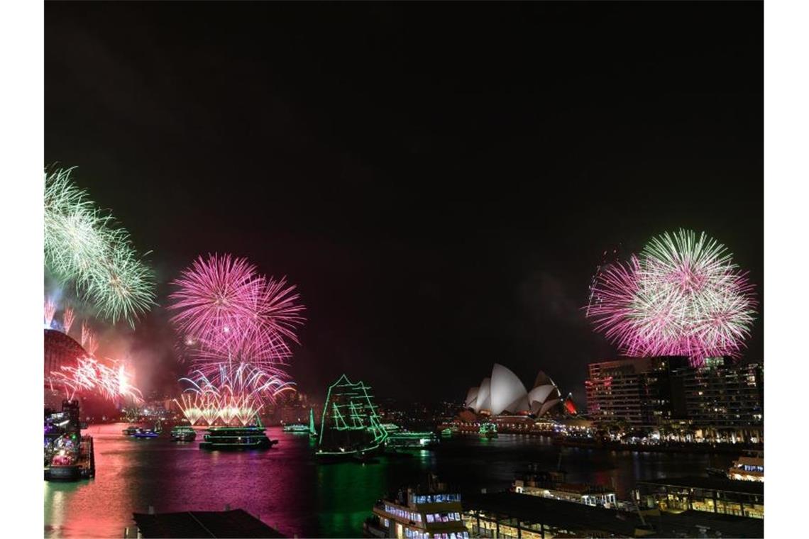 2020 ist da: Ausgelassene Silvesterpartys weltweit Sydney hielt trotz Protesten am traditionellen Silvester-Feuerwerk im Hafen fest. Foto: Dean Lewins/City of Sydney/AAP/dpa