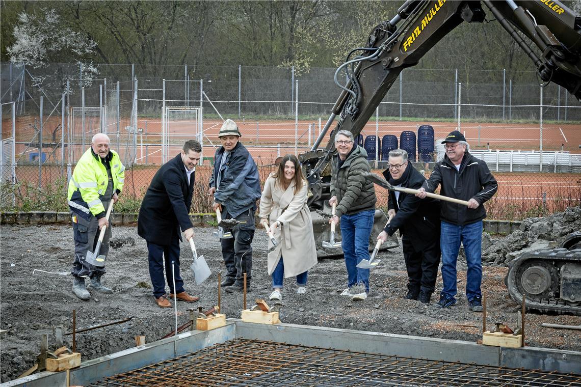 Symbolischer Spatenstich mit Daniel Bogner (Zweiter von links), Fritz Müller sowie Sven Gürtler (Zweiter von rechts), Stefanie Rupp (Mitte) und Marc Köngeter (Dritter von rechts). Foto: Alexander Becher