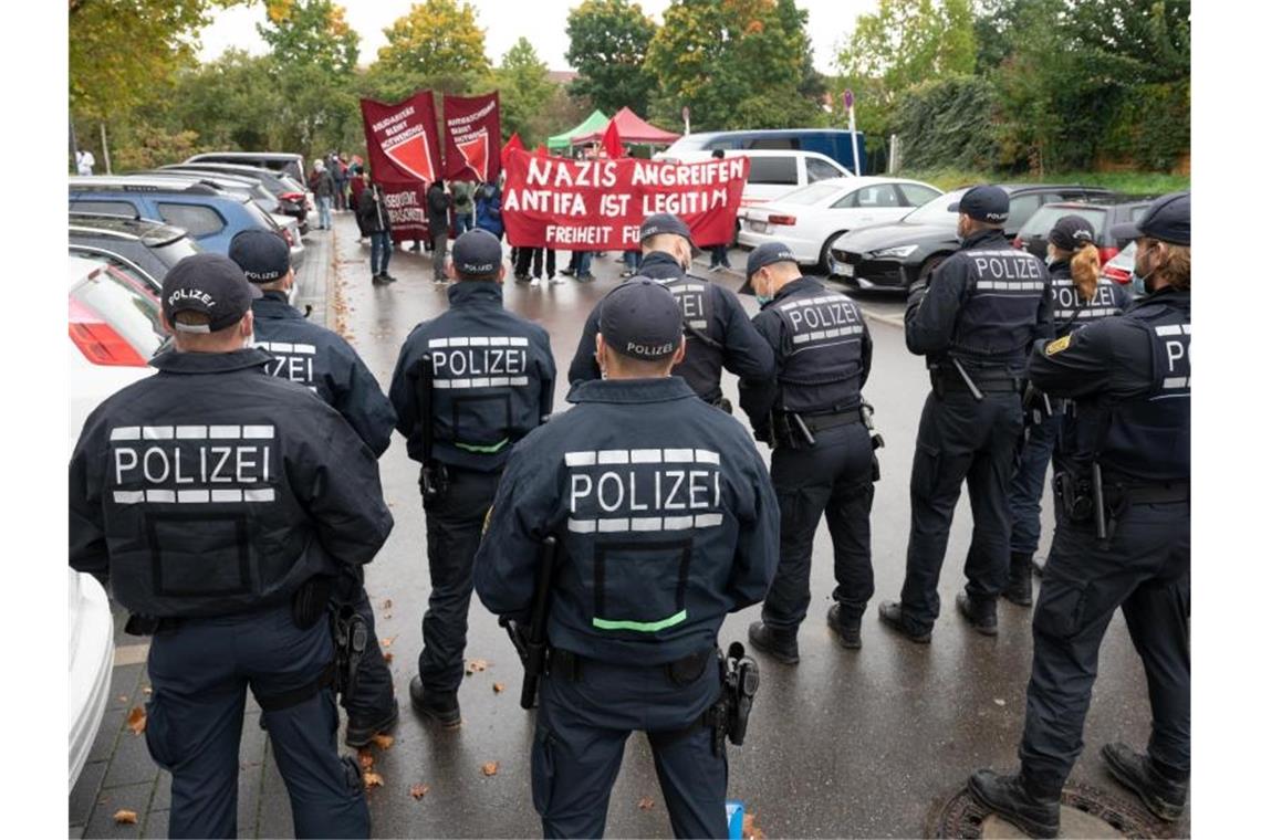 Sympathisanten der Angeklagten demonstrieren vor der Urteilsverkündung mit Fahnen und Transparenten. Foto: Bernd Weißbrod/dpa