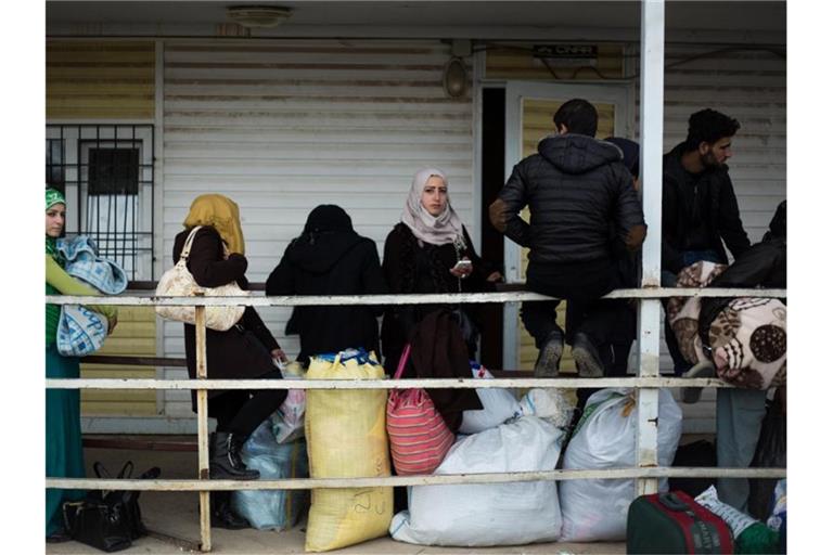 Syrische Migranten warten darauf, im türkischen Flüchtlingslager Kilis aufgenommen zu werden. Foto: Uygar Onder Simsek/dpa