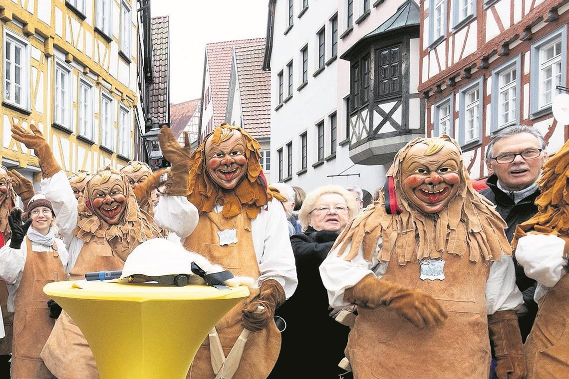 Szenen wie diese aus dem Jahr 2019 sieht man diesmal nicht: Der Narrenwochenmarkt in Backnang wurde angesichts der Kriegssituation in der Ukraine abgesagt. Foto: J. Fiedler