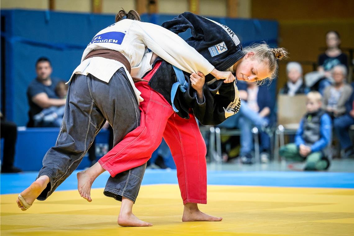 Tabea Mecklenburg (rechts) gibt ein starkes Bundesliga-Debüt für die Judofrauen der TSG Backnang. Foto: Alexander Becher