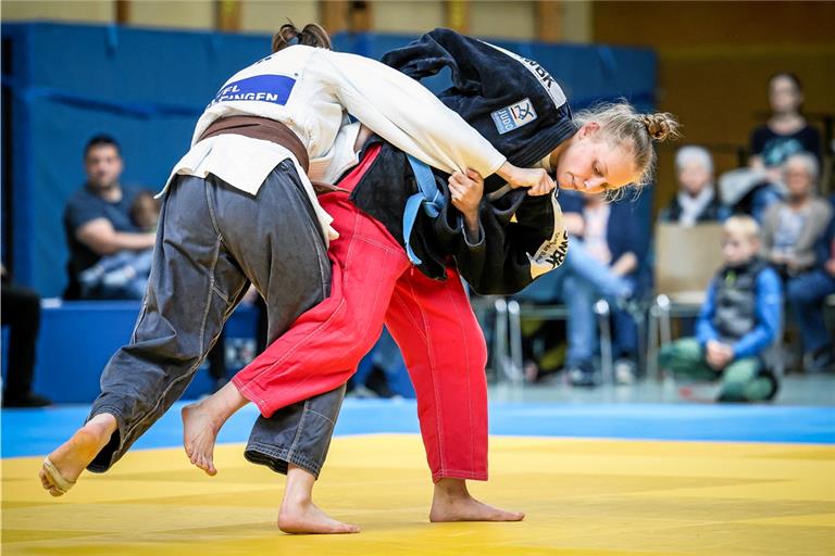 Tabea Mecklenburg (rechts) gibt ein starkes Bundesliga-Debüt für die Judofrauen der TSG Backnang. Foto: Alexander Becher