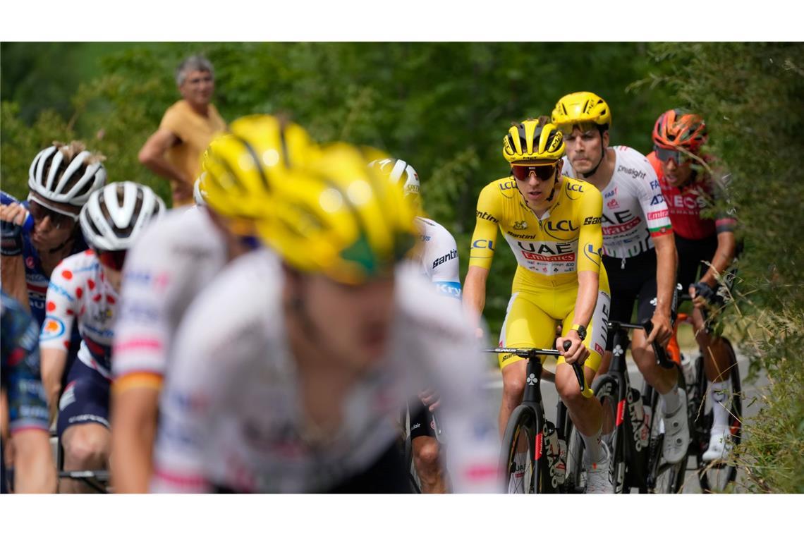 Tadej Pogacar im Gelben Trikot des Gesamtführenden auf der 19. Etappe der 111. Tour de France.