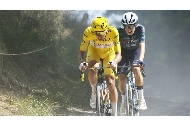 Tadej Pogacar (l) und Jonas Vingegaard sind die großen Favoriten auf den Tour-Sieg.