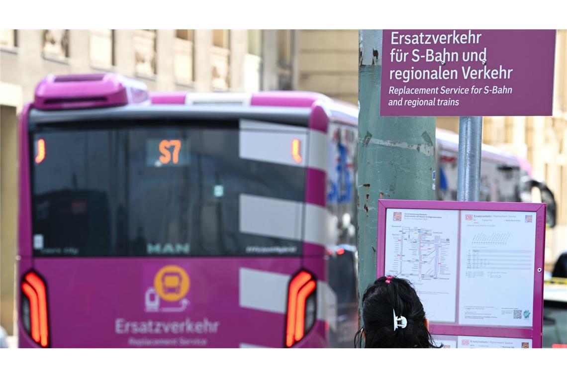 Täglich nutzen bis zu 16.000 Reisende den Ersatzverkehr (Archivbild).