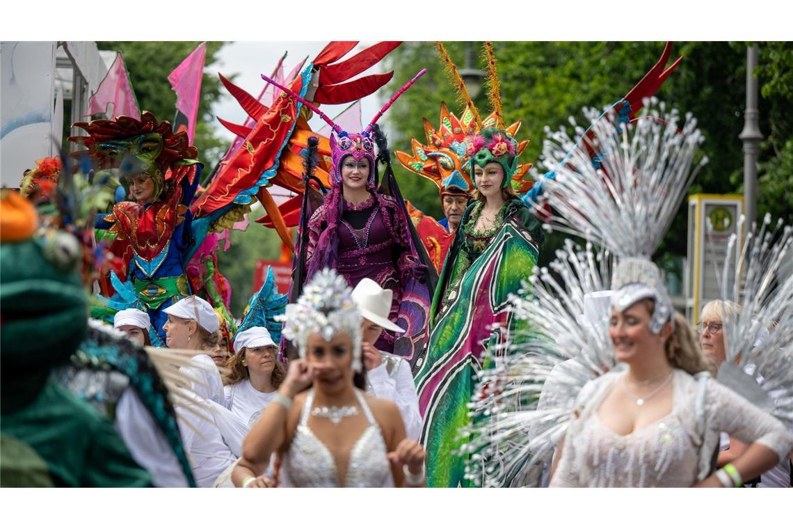 Tänzerinnen und Tänzer der Gruppe "Sapucaiu No Samba" beim 26. Karneval der Kulturen.