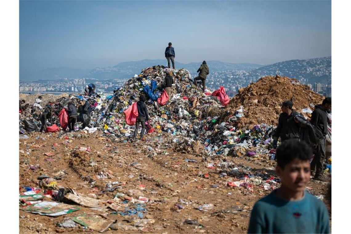Im Libanon kämpfen die Ärmsten um den Abfall Tagelöhner sammeln auf einer Mülldeponie verwertbare Dinge. Inmitten der schwersten Wirtschaftskrise im Libanon droht der Abfallwirtschaft ein neues Tief. Foto: Arne Bänsch/dpa