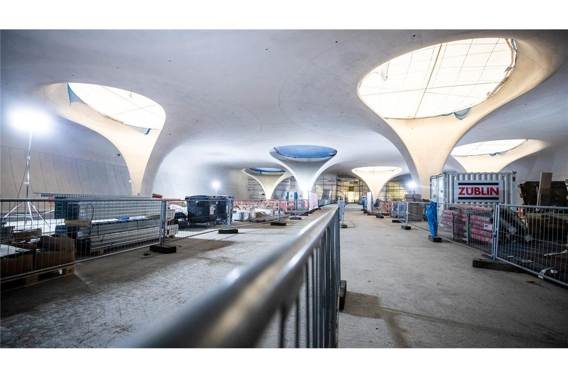 Tageslicht fällt durch die Lichtaugen des neuen Stuttgarter Hauptbahnhofs - Passagiere müssen auf diesen Anblick jedoch länger warten als gedacht.