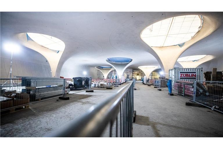 Tageslicht fällt durch die Lichtaugen des neuen Stuttgarter Hauptbahnhofs - Passagiere müssen auf diesen Anblick jedoch länger warten als gedacht.