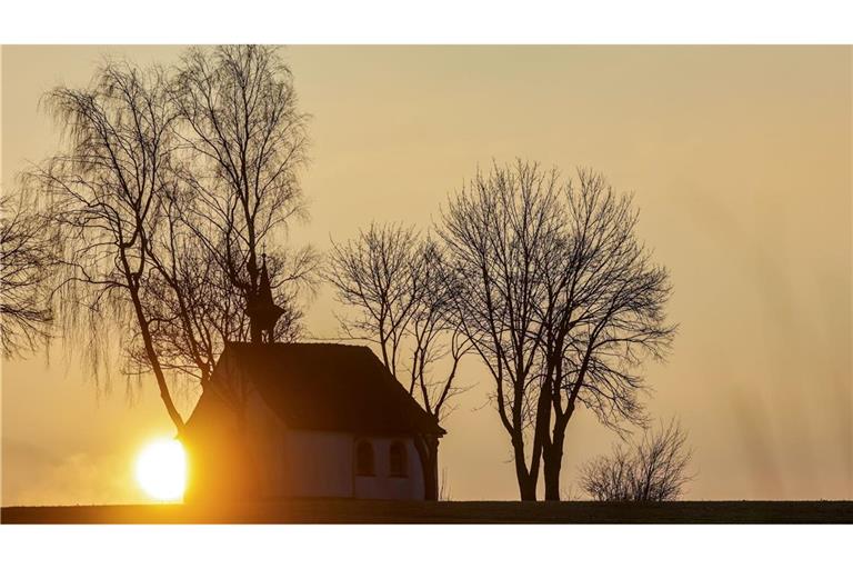 Tagsüber scheint an vielen Orten die Sonne.