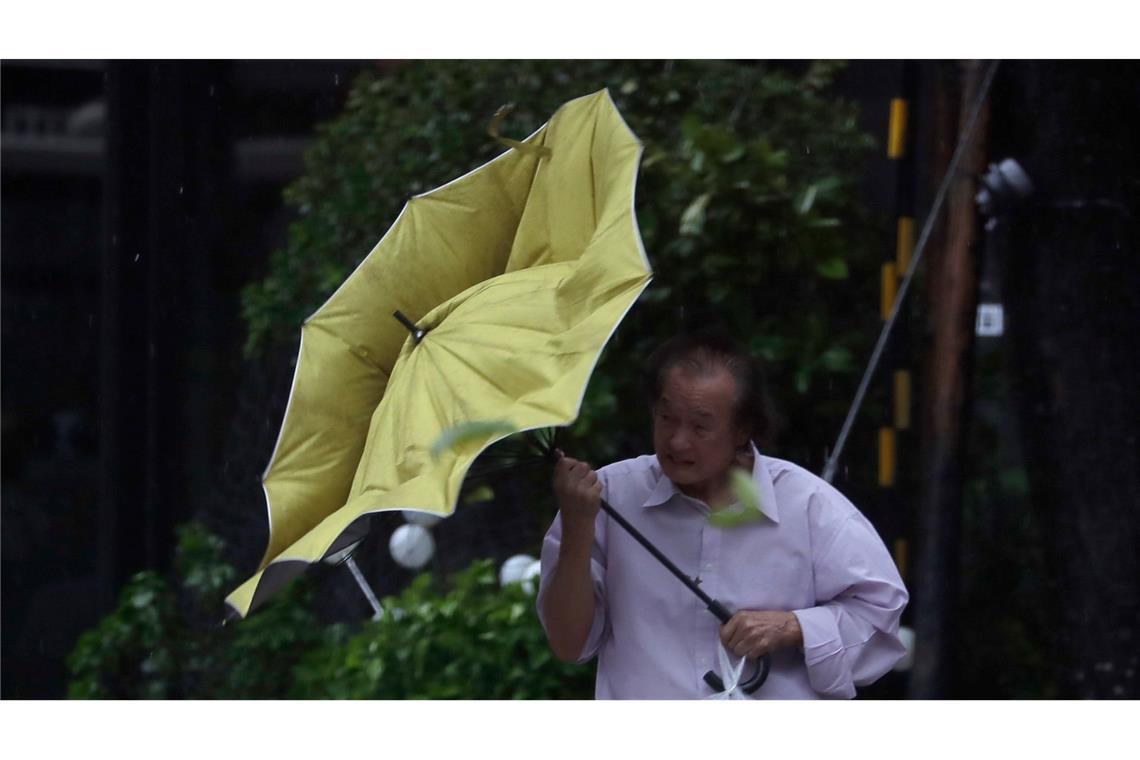 Taifun "Kong-rey" tobt auf den Philippinen und in Taiwan.