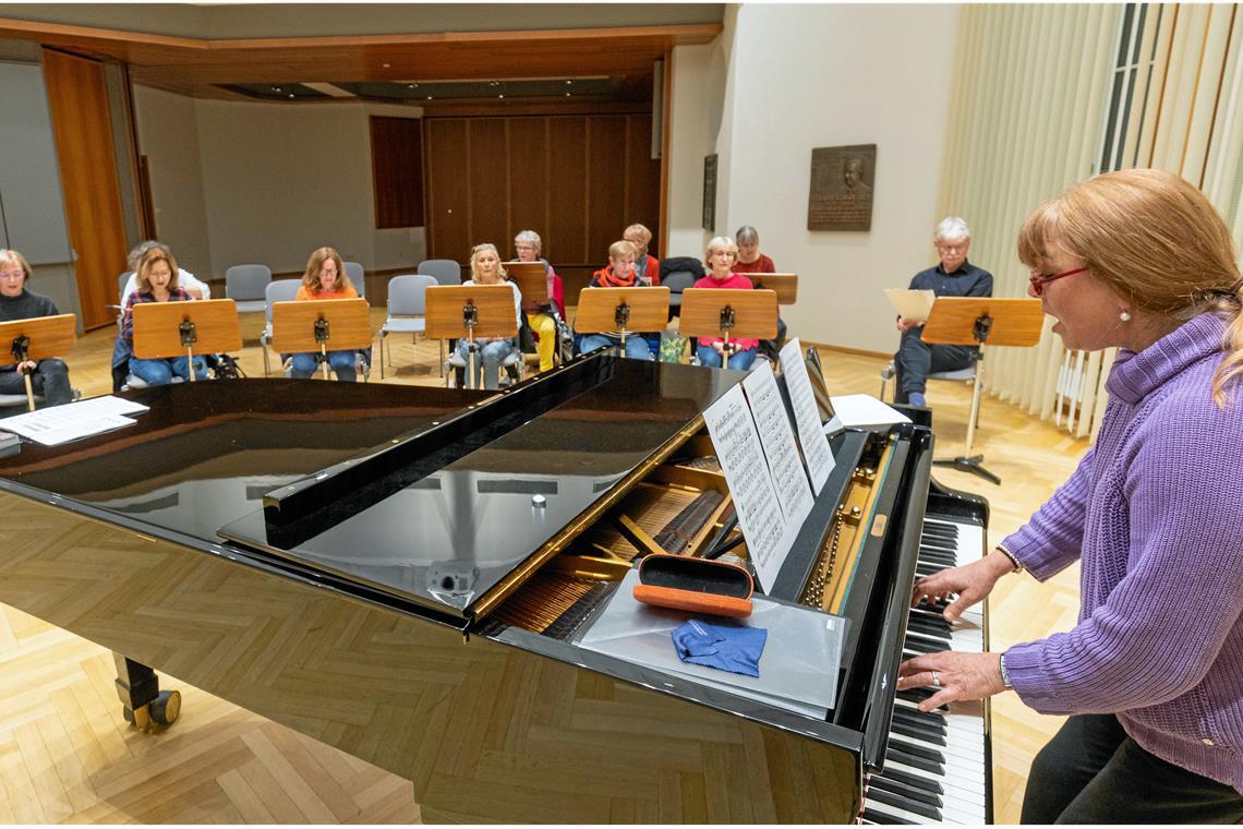 Takt für Takt wird bei dem Workshop gesanglich und interpretatorisch gearbeitet, und rasch nähert sich der Chor dem von der Chorleiterin gewünschten Resultat an. Fotos: Alexander Becher