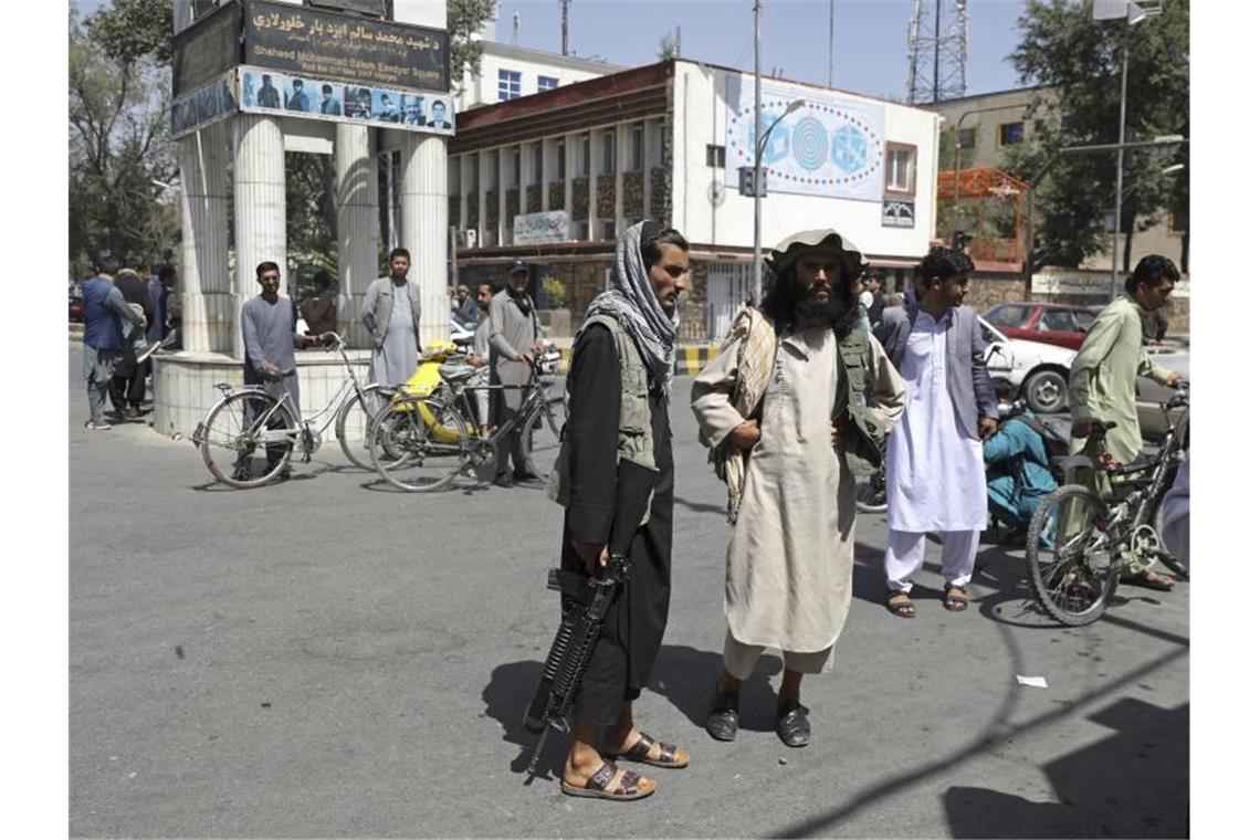 Taliban übernehmen wichtigste Behörden in Afghanistan Taliban-Kämpfer in Kabul. In einer Audiobotschaft, die offenbar von der Führung der militant-islamistischen Gruppe kam, wurden Kämpfer aufgefordert, Zurückhaltung zu üben. Foto: -/AP/dpa