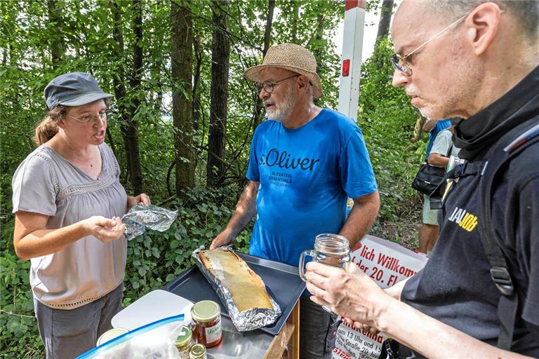 Tanja Fichtl und Werner Wallenstein (Mitte) haben eine ganze Bienenwabe mitgebracht.