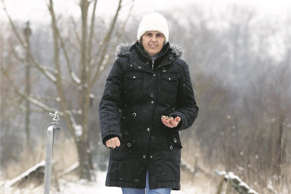 Im Schneckentempo auf der Überholspur Tanja Strehnisch hat Schneckenhäuschen in der Hand, die sie zufällig im Schnee entdeckt hat und die sie ebenfalls verwertet. Fotos: A. Becher