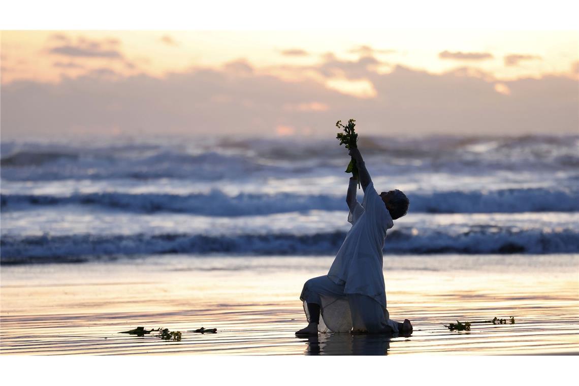 Tanz-Performance am Strand von Iwaki am 13. Jahrestag der schweren Erdbeben-, Tsunami- und Atomkatastrophe in der japanischen Präfektur Fukushima.