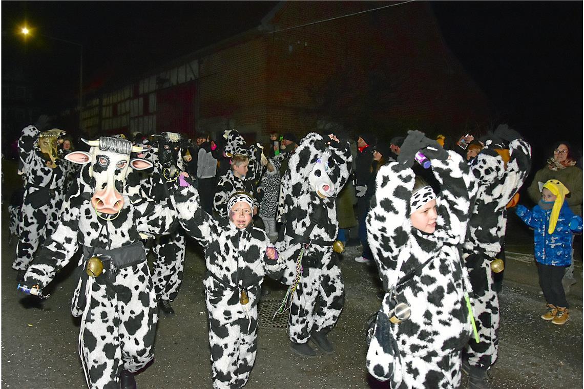 Tanzende Kühe luden das Publikum zum Mitmachen ein. Tolle Stimmung beim Fasching...