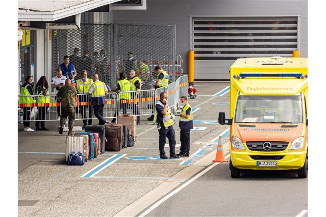 100 Millionen Euro für Flüchtlinge - Hubschrauber nach Kabul Taschen und Koffer stehen auf dem Gelände vom Flughafen Hannover-Langenhagen neben einem Rettungswagen. Mit einem in Taschkent gestarteten Flugzeug kamen weitere Menschen aus Afghanistan an. Foto: Moritz Frankenberg/dpa