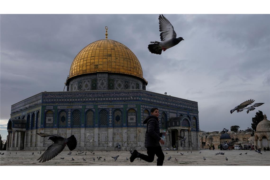 Tauben fliegen über den Platz vor dem Felsendom in Jerusalem.