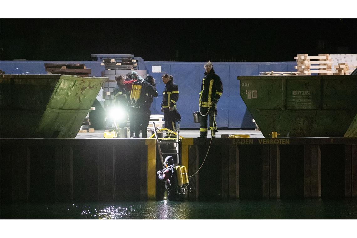 Taucher suchten nach Spuren nach dem tödlichen Angriff auf einen Obdachlosen am Dortmunder Hafen.