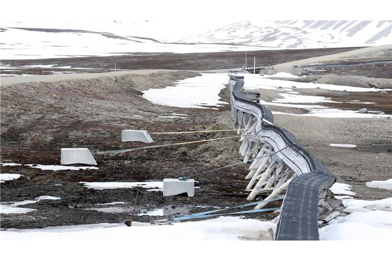 Tauender Permafrostboden hat diese Versorgungspipeline  im norwegischen Spitzbergen teilweise umkippen lassen.