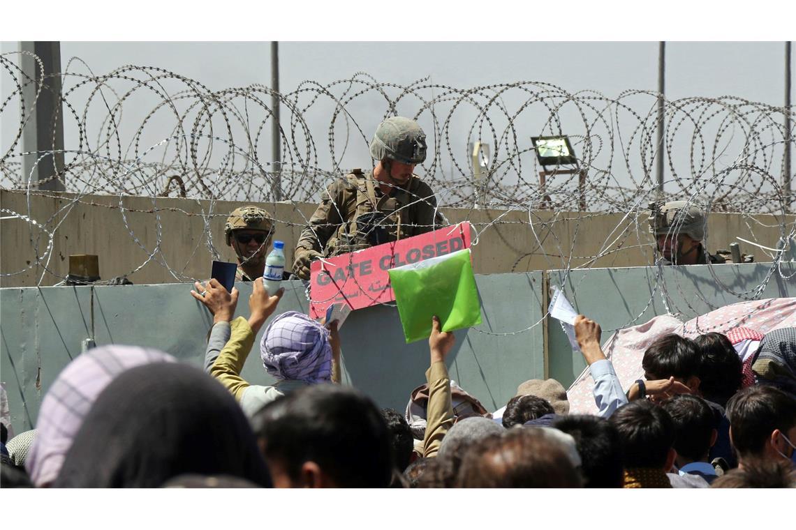 Tausende Afghanen versuchten im August 2021 nach der Machtübernahme durch die Taliban in Kabul auf den Flughafen zu gelangen, um das Land zu verlassen.