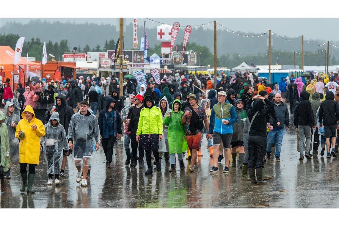 Tausende Besucher strömen über das Festivalgelände...